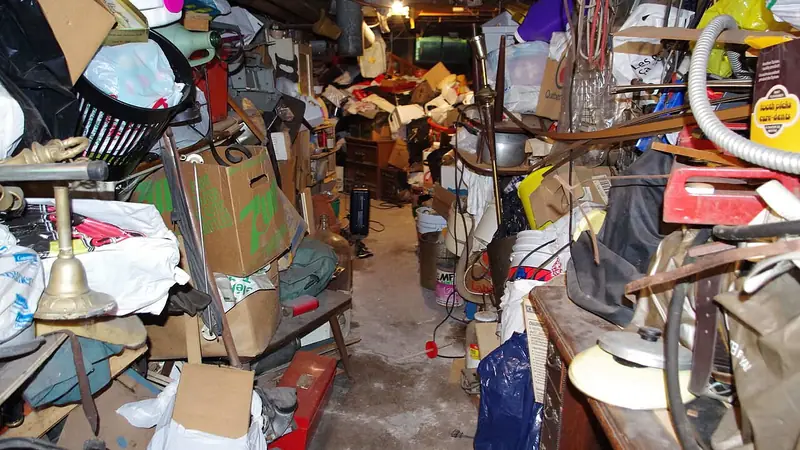 Räumung Winterthur: Überstellter Lagerraum mit Kisten und altem Hausrat