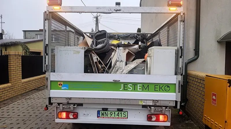 Ablauf Offerte Räumung: Kleiner Lastwagen mit Sperrgut auf der Ladefläche
