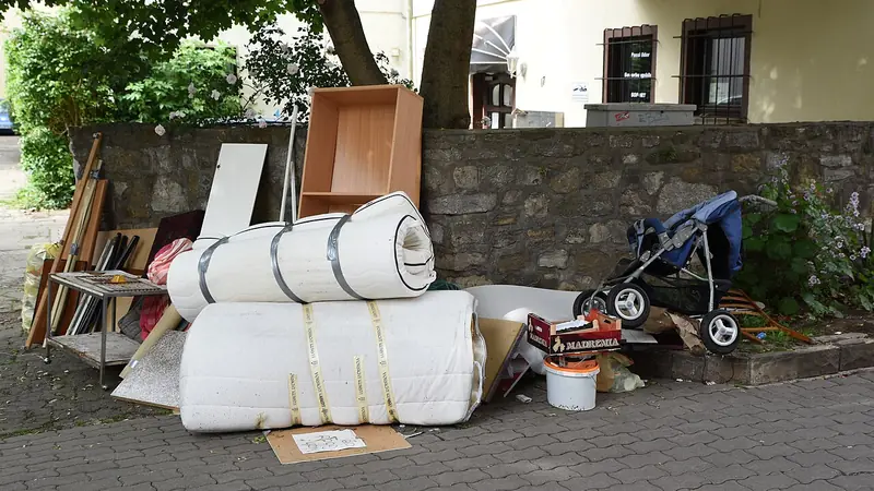 Matratzen und Möbel als Sperrgut am Strassenrand